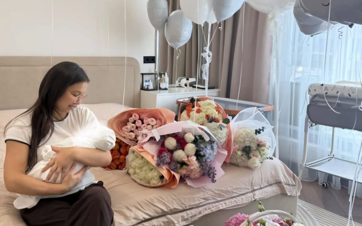 Чемпионка Паралимпиады из Казахстана впервые стала мамой