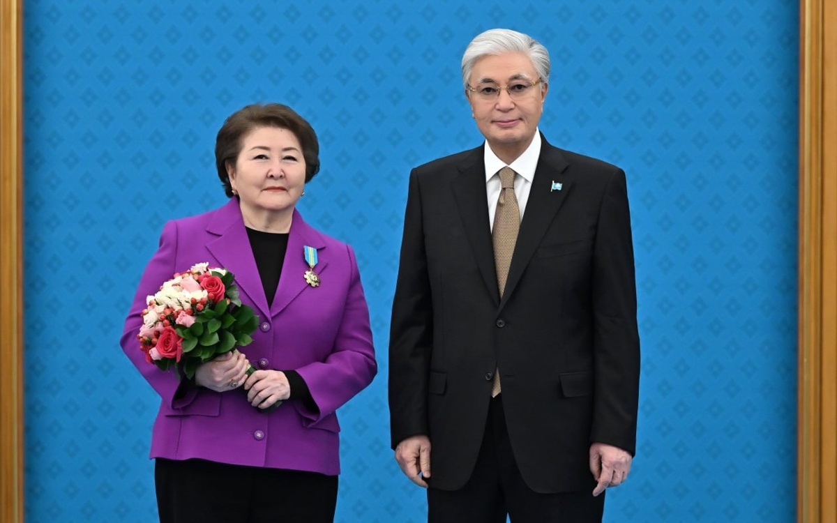 Глава государства наградил ученых и вручил ключи от квартир