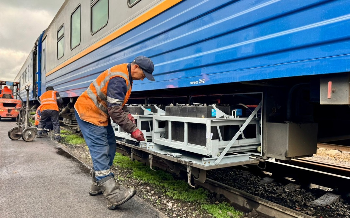 Пассажирские поезда в Казахстане начали готовить к летнему сезону