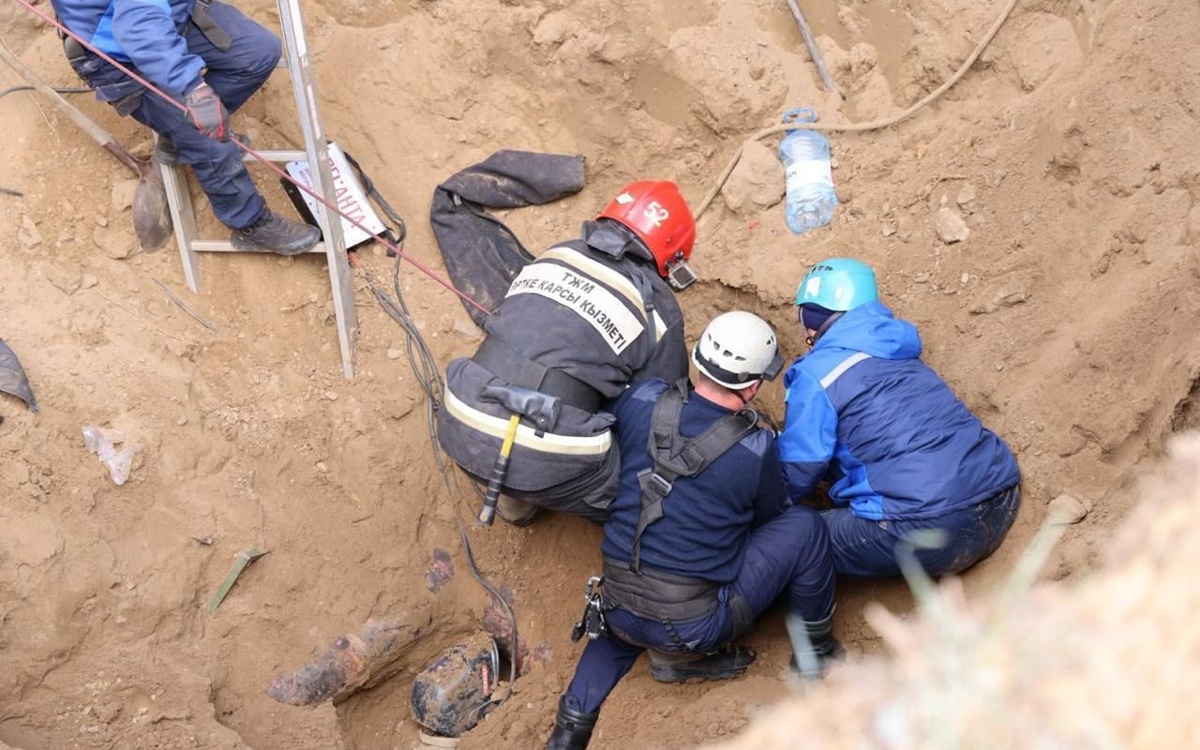 Двое рабочих погибли под завалом грунта в Павлодаре