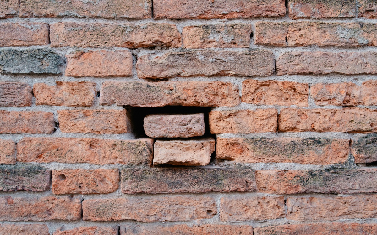 Облицовочный кирпич упал на голову ребенка в Карагандинской области