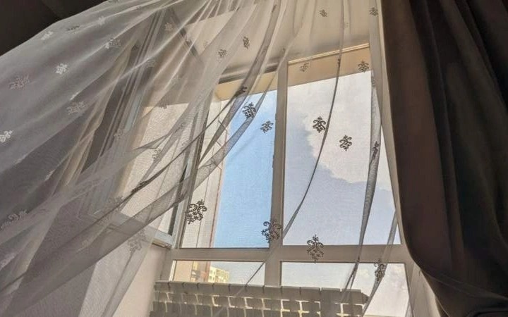 Ребенок выпал из окна в Степногорске: полиция призвала усилить меры безопасности за детьми