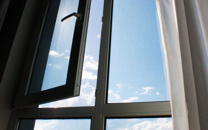 Падение детей из окон: родителям пошагово объяснили, как защитить ребенка