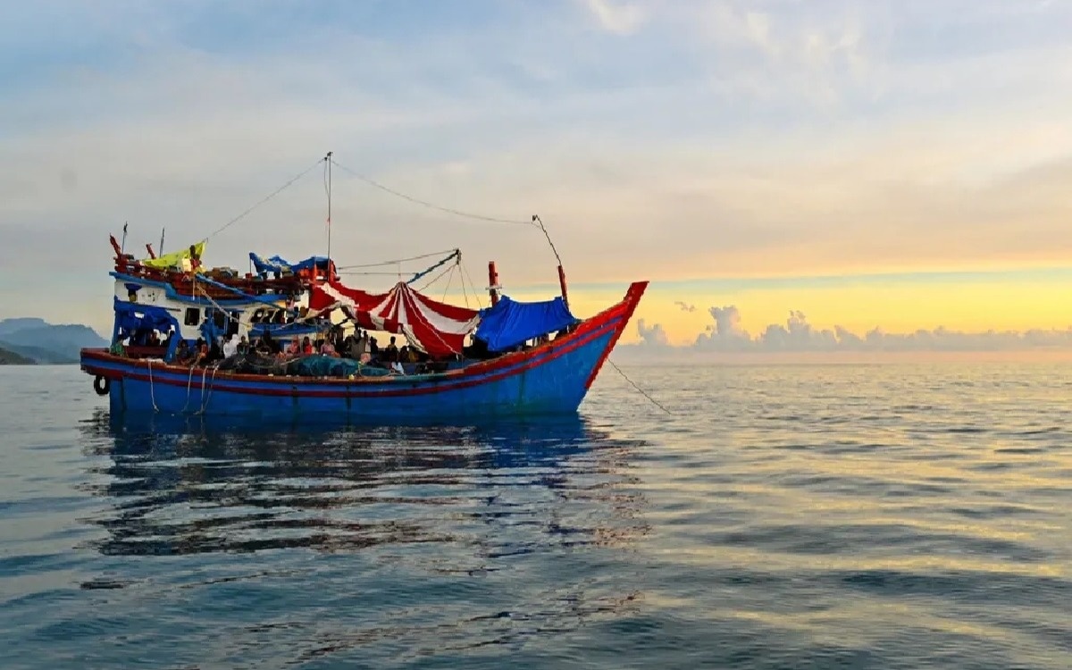 250 мигрантов пропали без вести после крушения лодки в Индийском океане