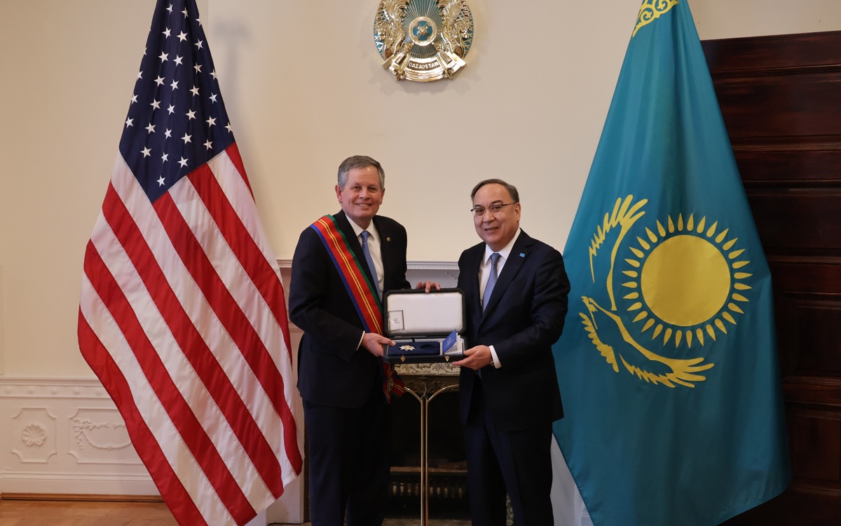 Сенатор США Стив Дэйнс награжден орденом «Достык» в Вашингтоне