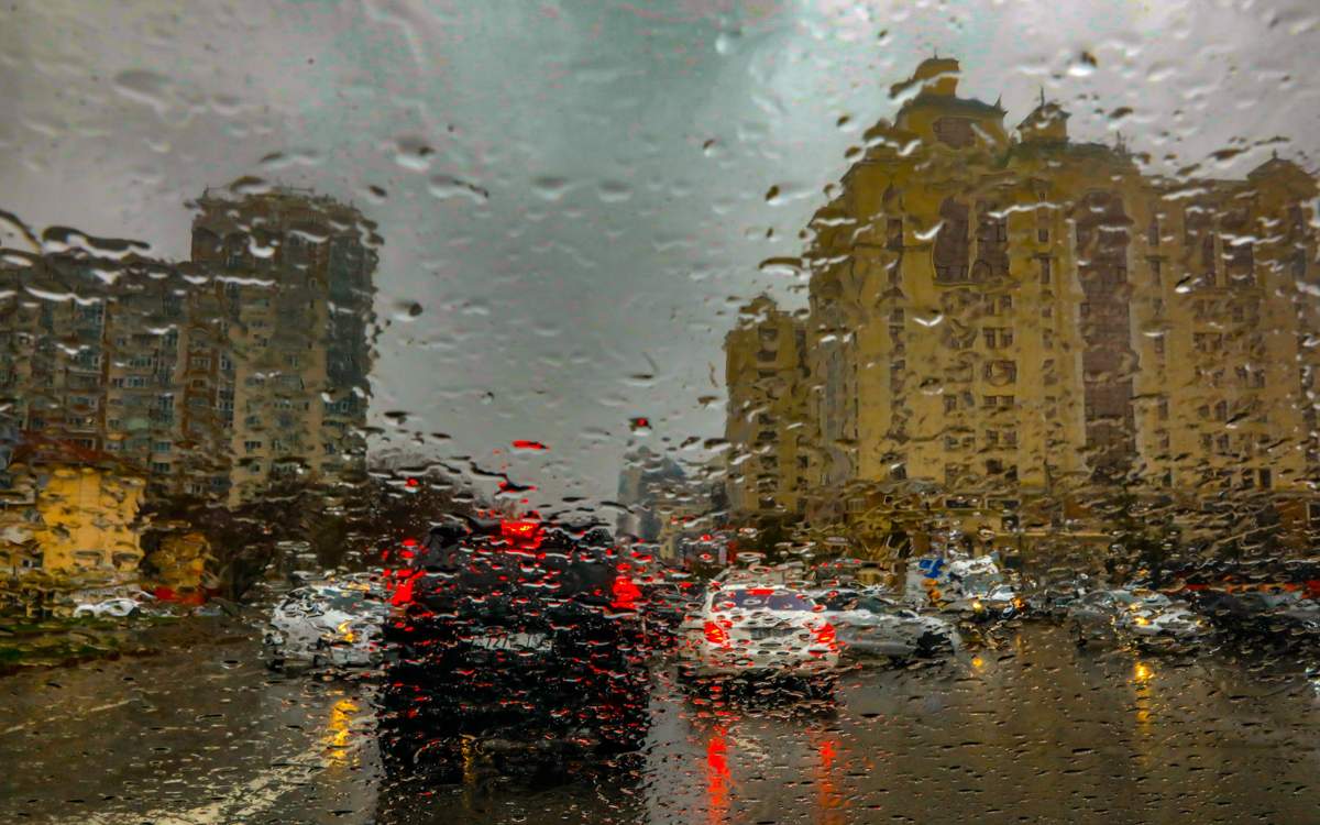 Алматинцев предупредили о сильном ветре, дожде и граде