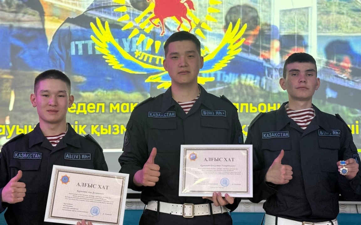 Военнослужащих Нацгвардии наградили за предотвращение ЧП с ребенком в Семее