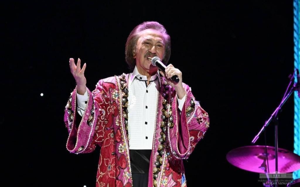 Токаев поздравил художественного руководителя «Яллы» Фарруха Закирова с юбилеем