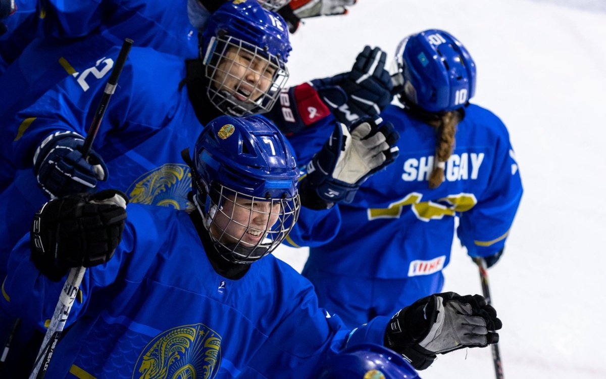 Казахстан одержал первую победу на женском чемпионате мира по хоккею