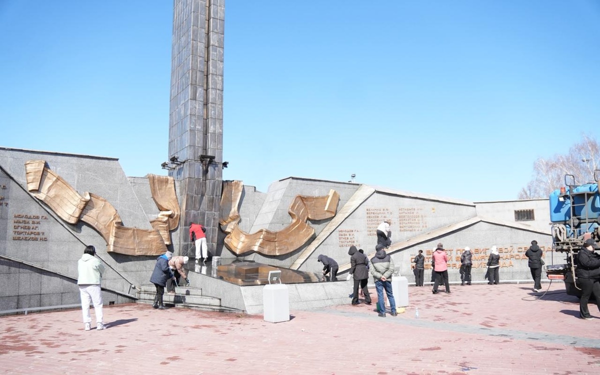 Субботники в рамках акции «Сохраним культурное наследие вместе» прошли в Усть-Каменогорске