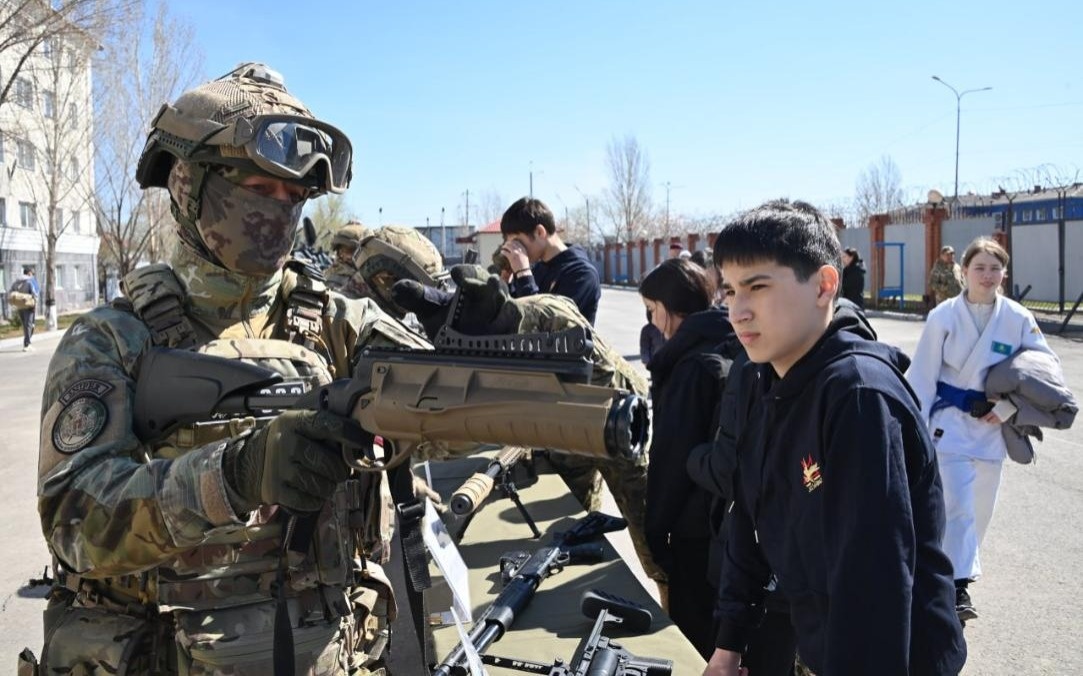 15 тысяч казахстанцев пришли посмотреть казармы воинских частей в День открытых дверей
