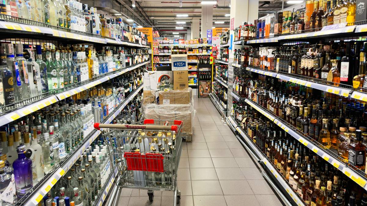 Владельцев магазинов в Кокшетау наказали за продажу спиртного подросткам