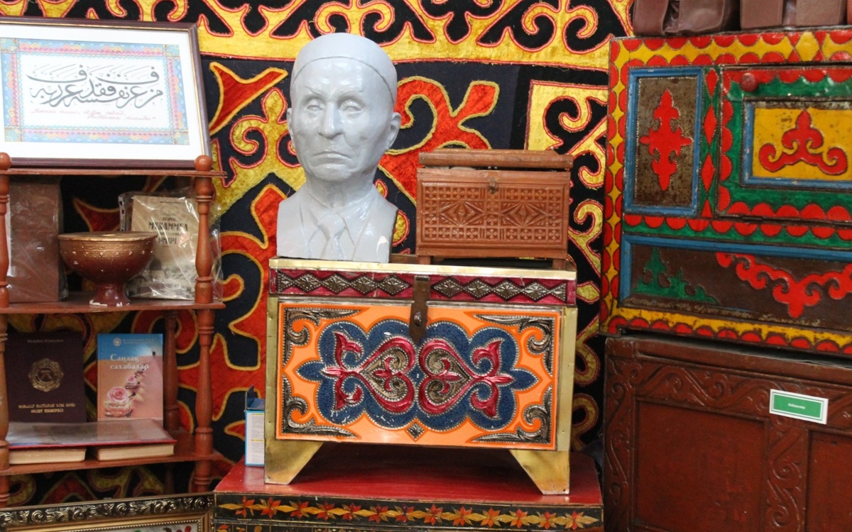 Кызылординский педагог собрала около 2000 экспонатов в 50 чемоданах