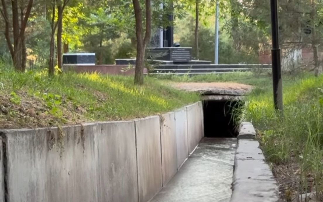 Мужчина погиб после падения в арык во время дождя в Алматы