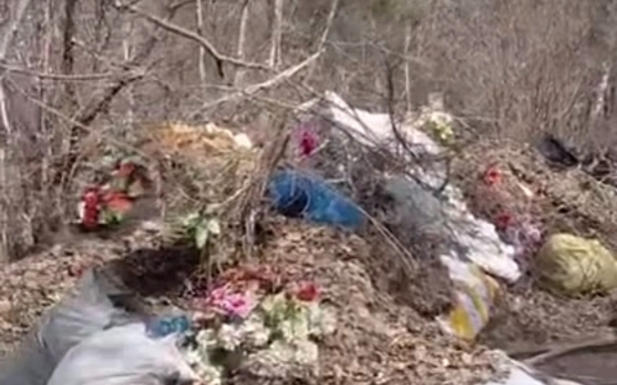 Жители Костаная пожаловались на горы мусора на городском кладбище