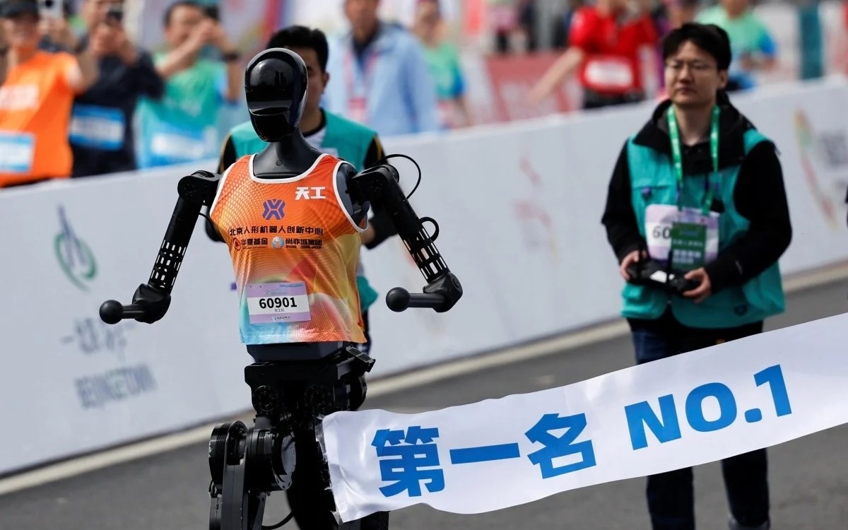 Гуманоидный робот в Пекине пробежал полумарафон быстрее человека