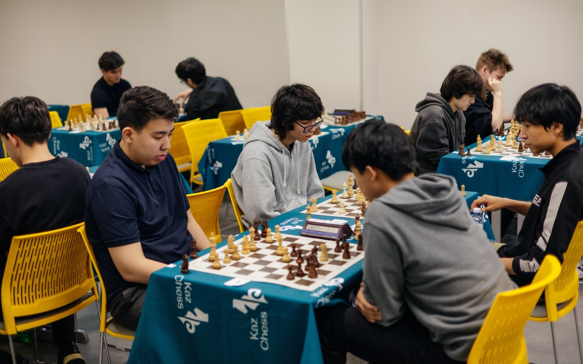 AlmaU открыл шахматный кабинет и провел турнир