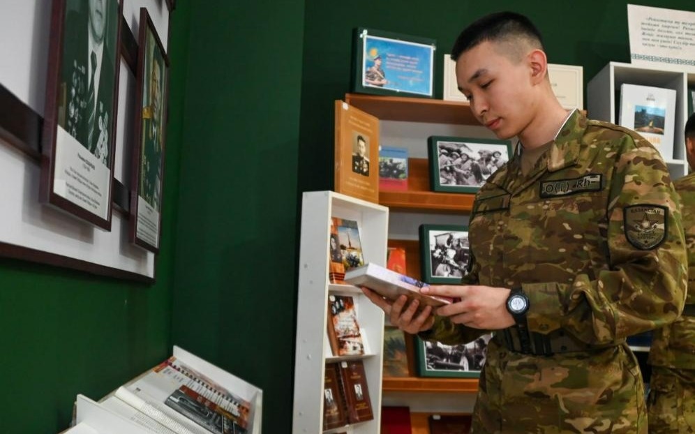 Минобороны РК обязало солдат прочитать пять книг