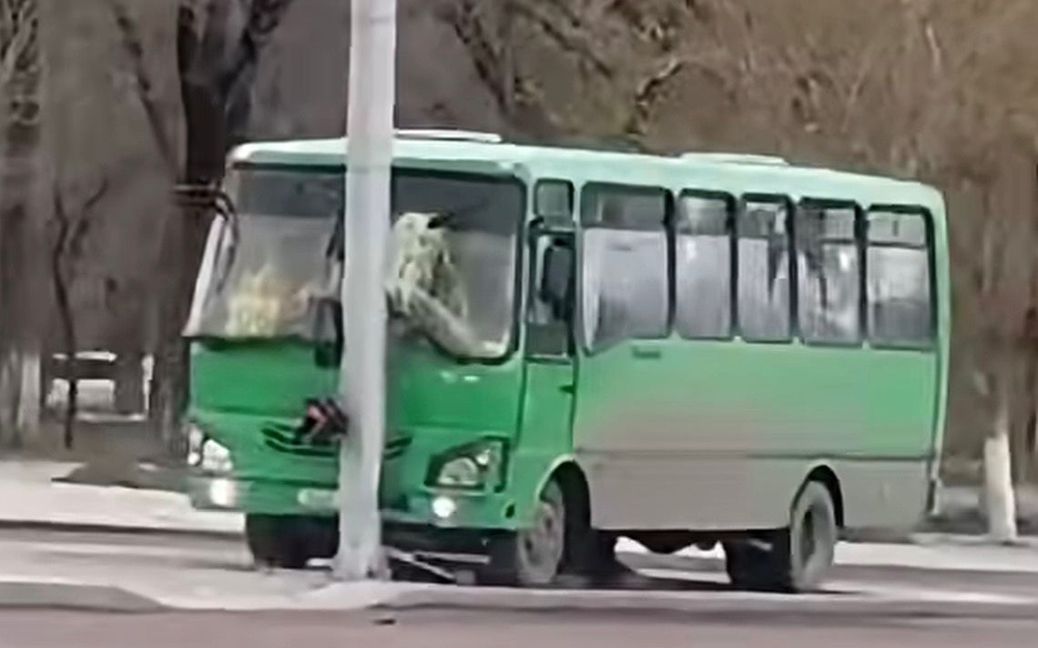 Автобус-в-Темиртау-врезался-в-опору-светофора