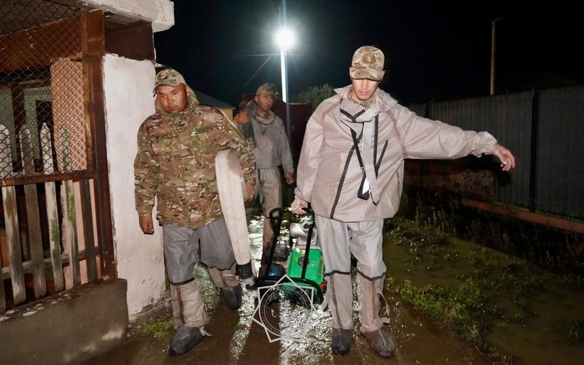 В Кентау устраняют последствия проливного дождя