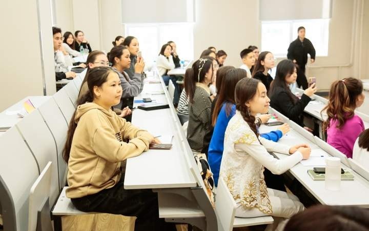 Нурбек: еще 100 тысяч студентов обучат ИИ в Казахстане