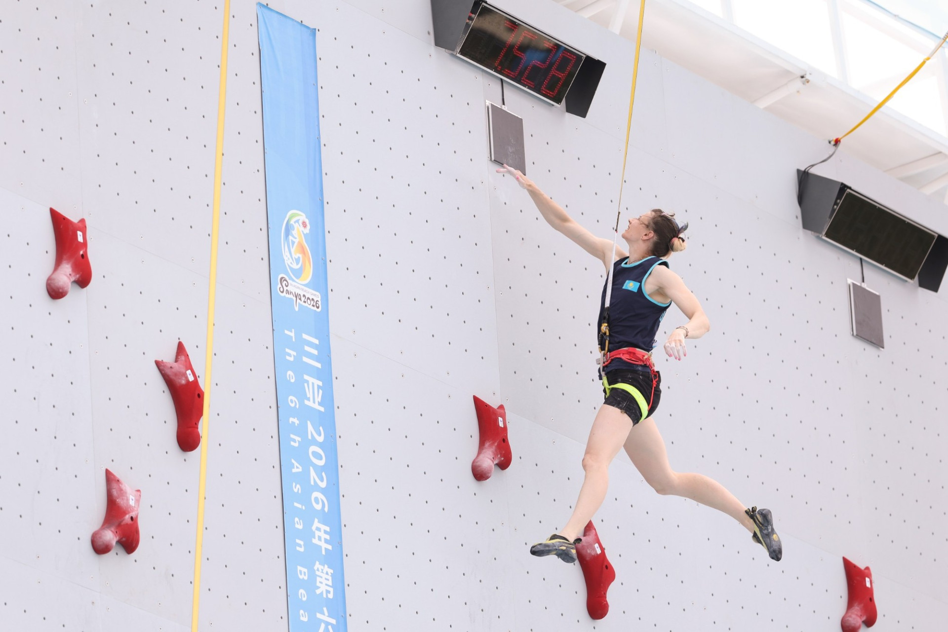 Казахстанки вышли в 1/8 финала по скалолазанию