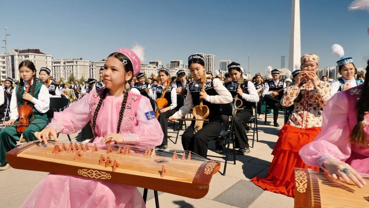 В Астане 2 тысячи школьников исполнили кюй «Алтын ұя»