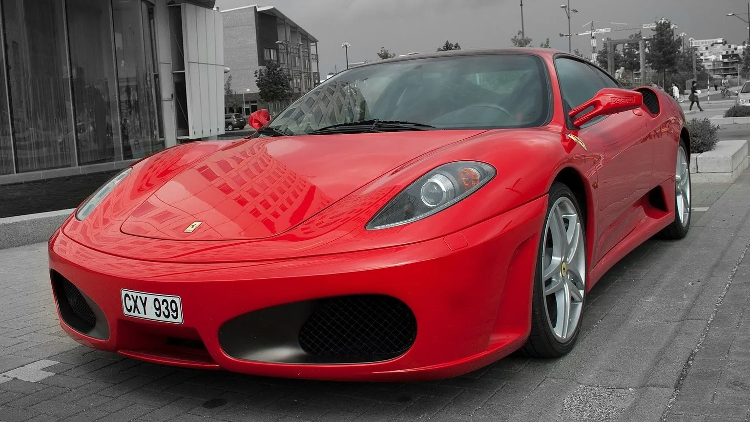 Бурак Озчивит привез Ferrari в автосервис для тюнинга