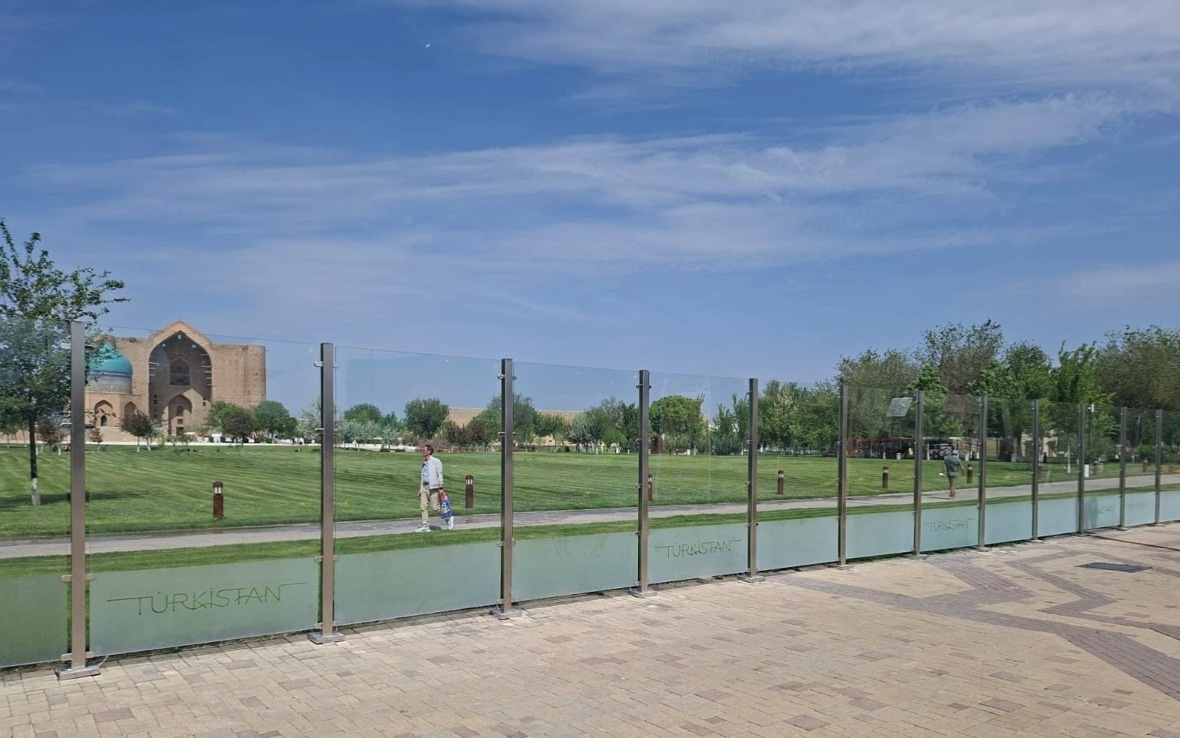 Вокруг мавзолея Яссауи строят стеклянное ограждение