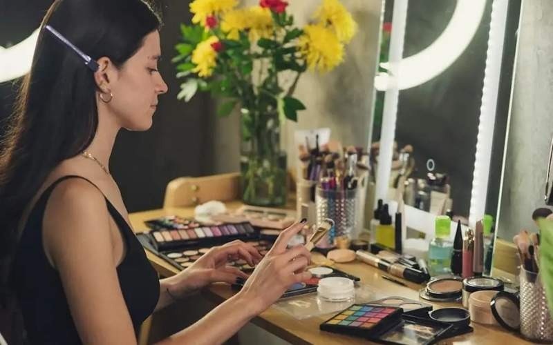 Эксперт объяснила, как распознать подделку косметики