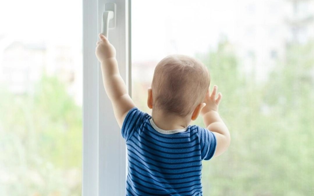 Минздрав РК сообщил о 44 падениях детей из окон