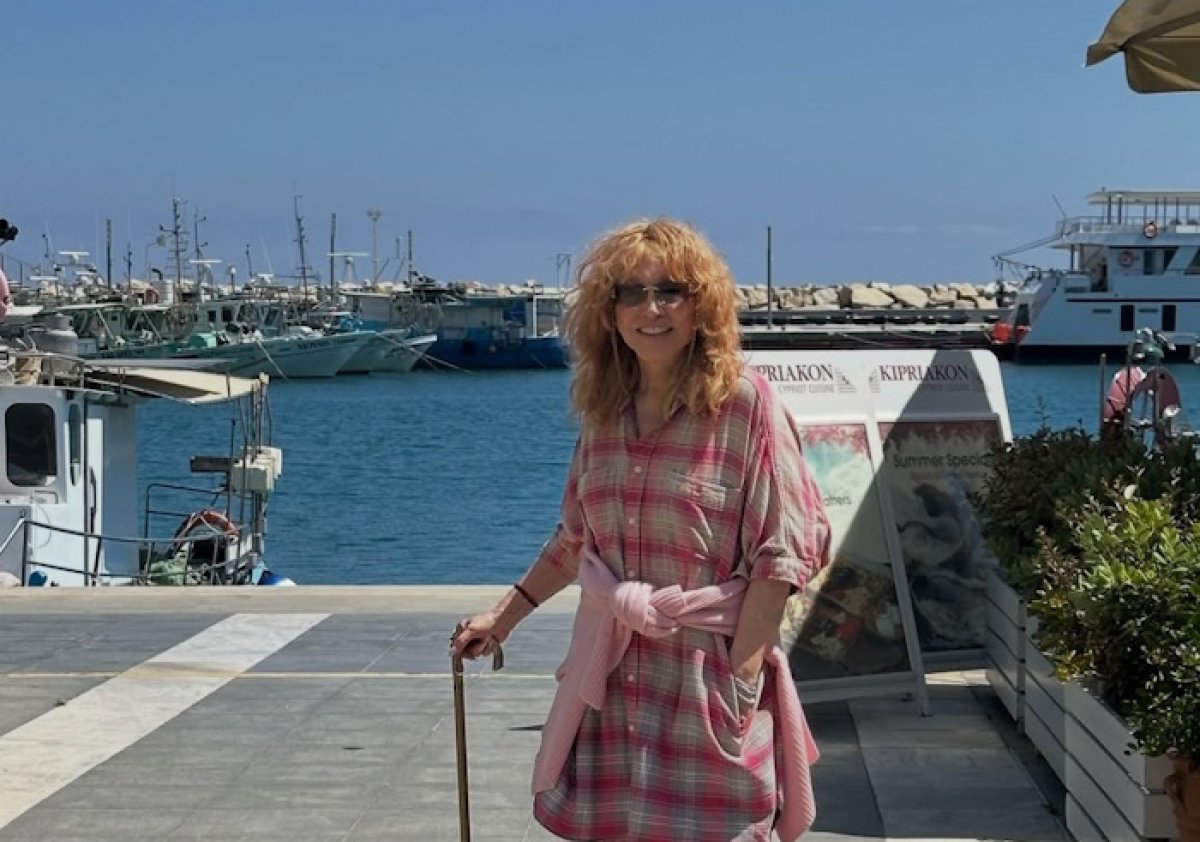 Максим Галкин опубликовал фото Аллы Пугачевой с тростью в руке