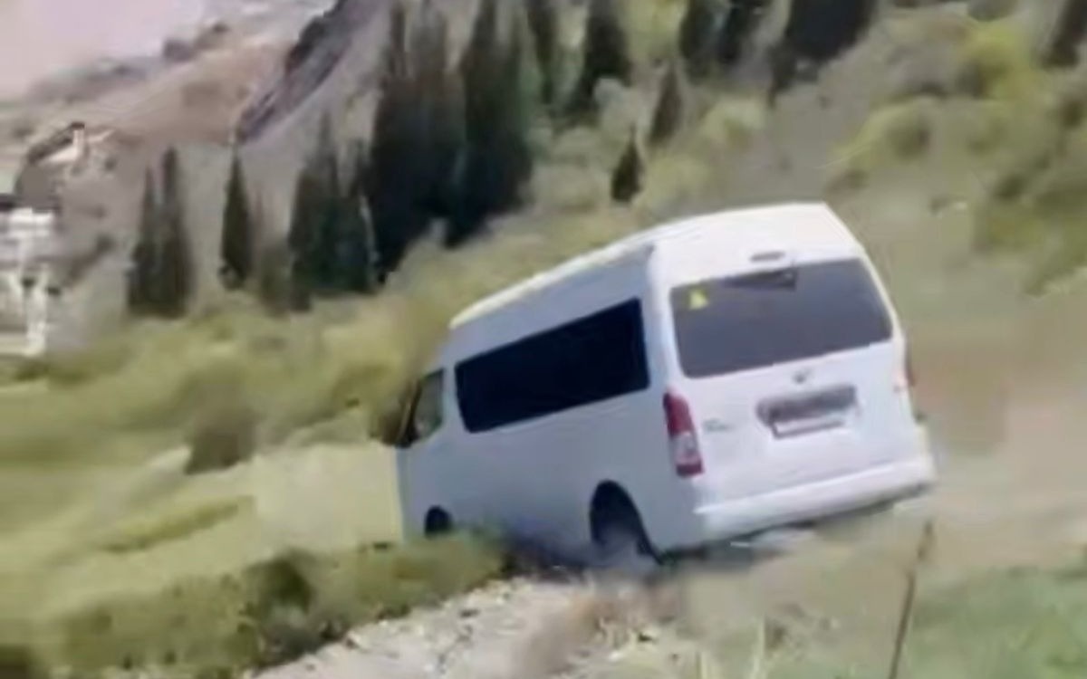 МЧС подняло сорвавшийся в ущелье микроавтобус