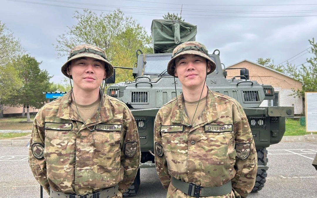 В части №30328 в Актобе вместе служат близнецы