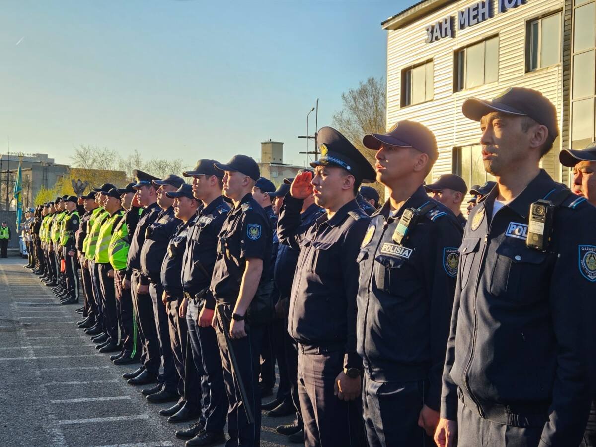 В Караганде наградили спасших девушку полицейских