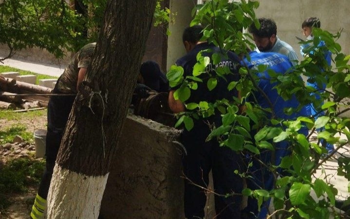 Спасатели МЧС вытащили девочку из 24-метрового колодца в Шымкенте