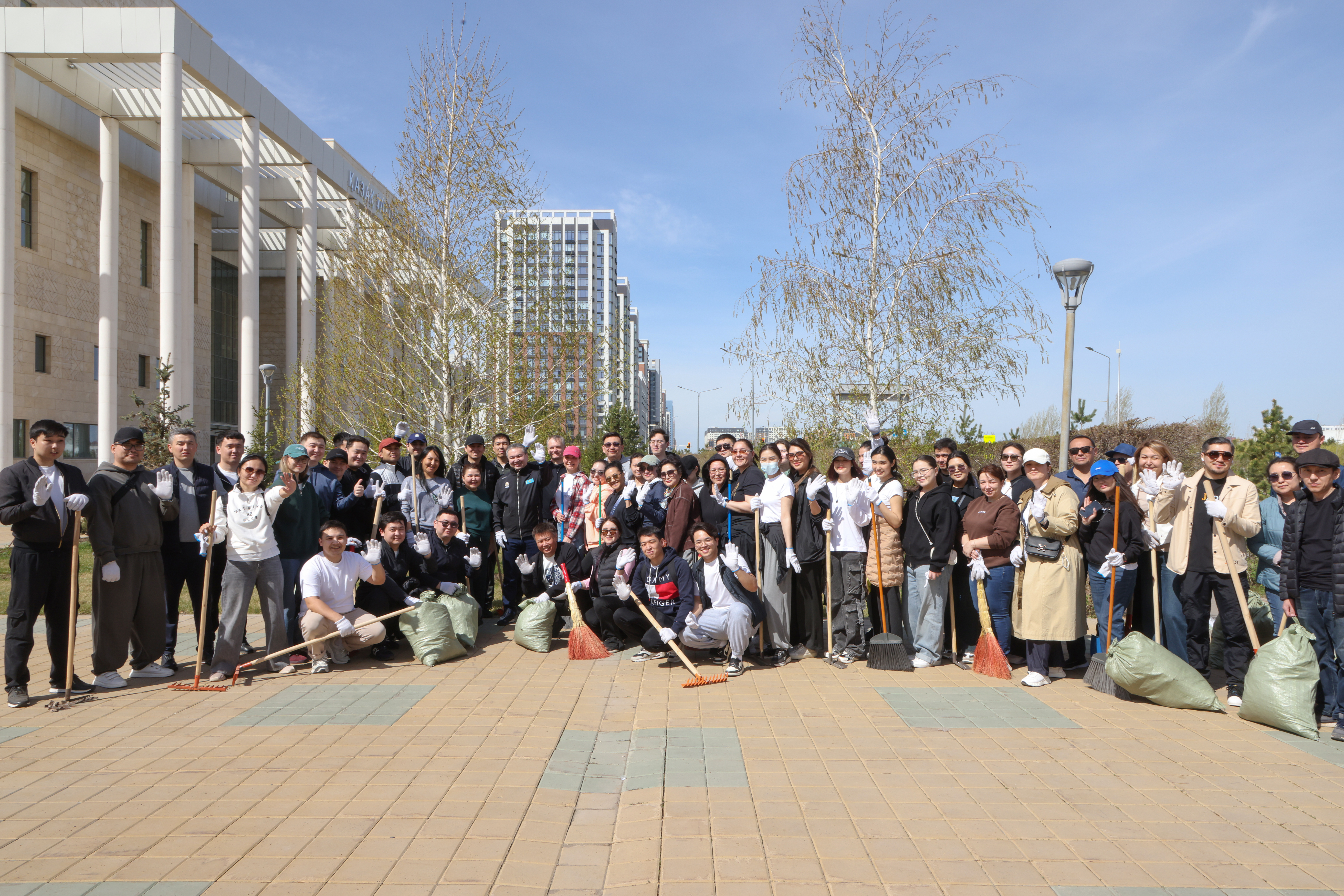 Минпромстроя Казахстана провело субботник в Ботсаду