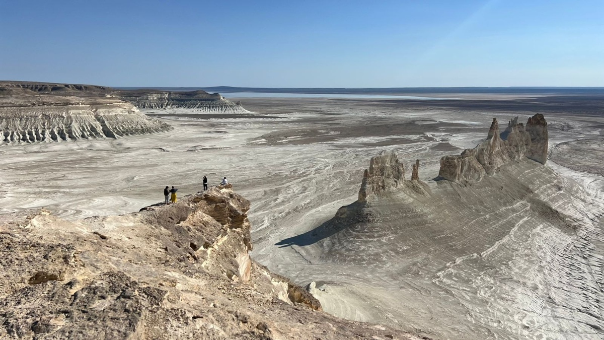 Спасатели МЧС вытащили автобусы с туристами у Бозжыры