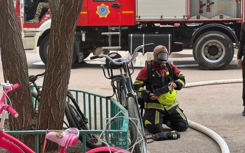 МЧС потушило пожар в многоэтажке Астаны