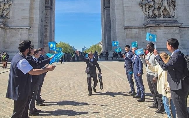 Сарсенбай Котырашев дошел пешком до Парижа