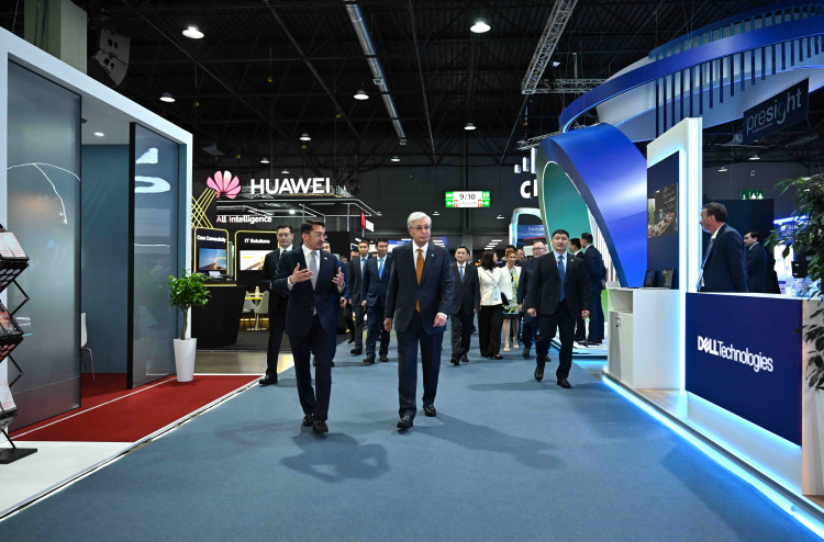 Токаев посетил выставку GITEX AI Central Asia