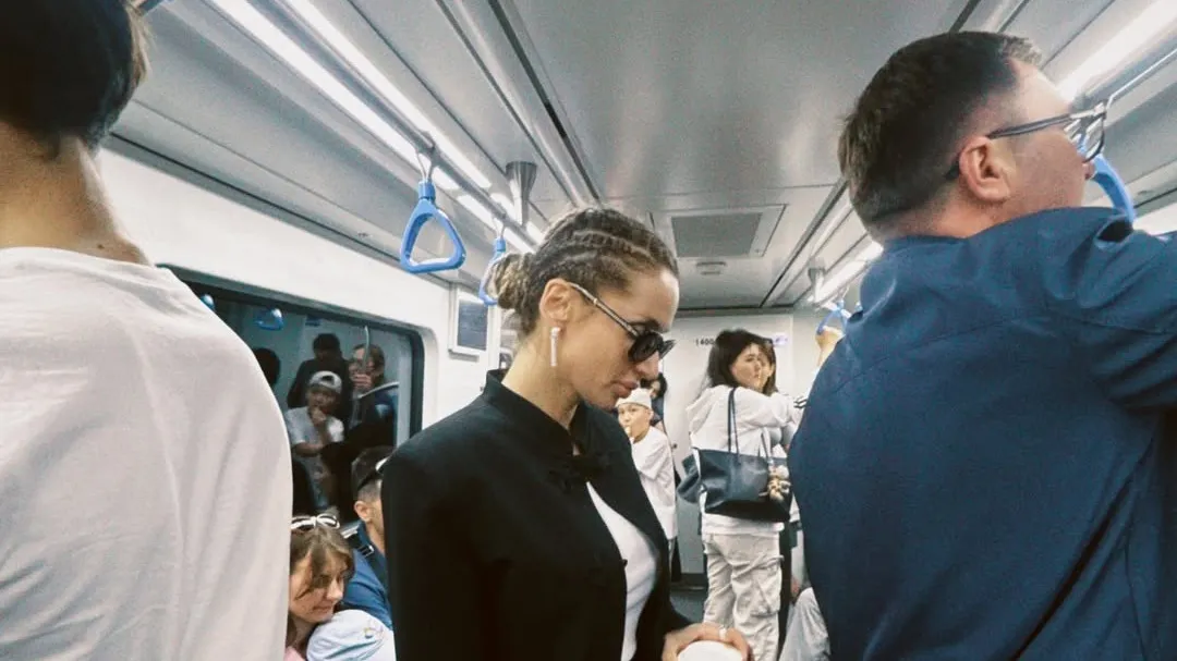 Светлана Лобода посетила метро Алматы после концерта