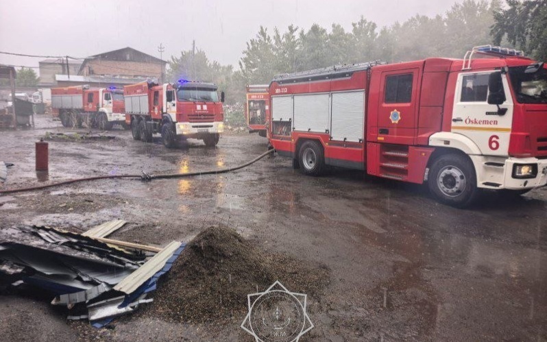 В Усть-Каменогорске потушили пожар в магазине