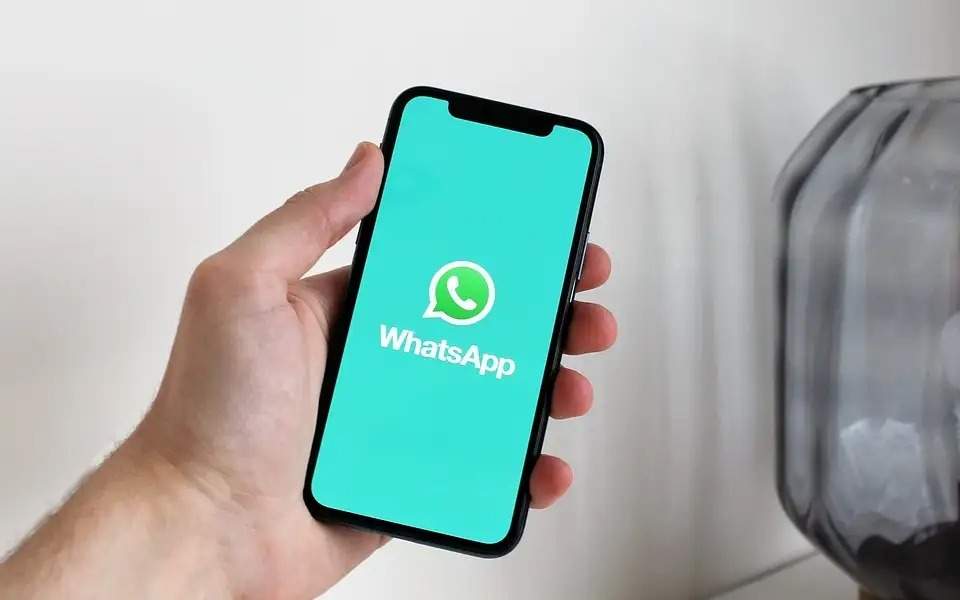 WhatsApp тестирует быстрый обмен фото и видео на iPhone