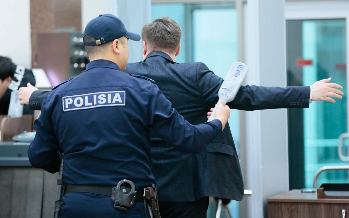В Алматы из Бангкока пытались ввезти 11 кг гашишного масла