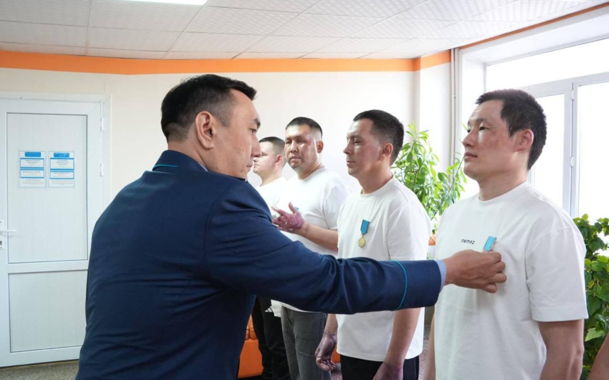 Полицейских Шахтинска наградили за эвакуацию жителей