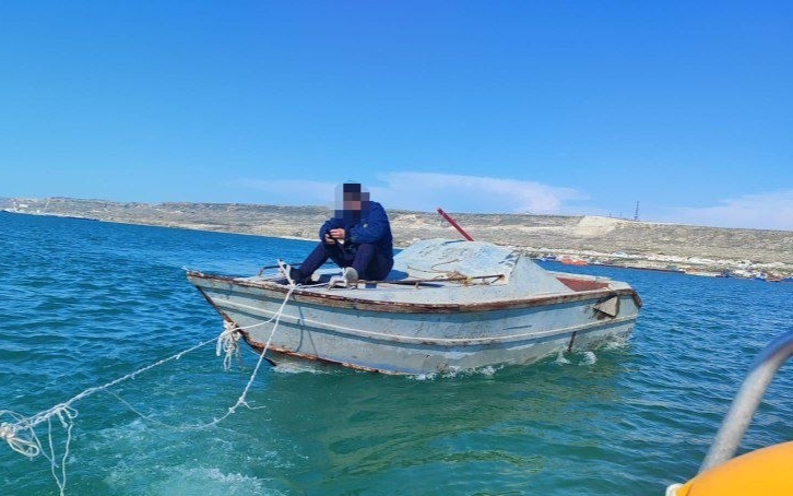 Спасатели вернули на берег мужчину в Каспийском море