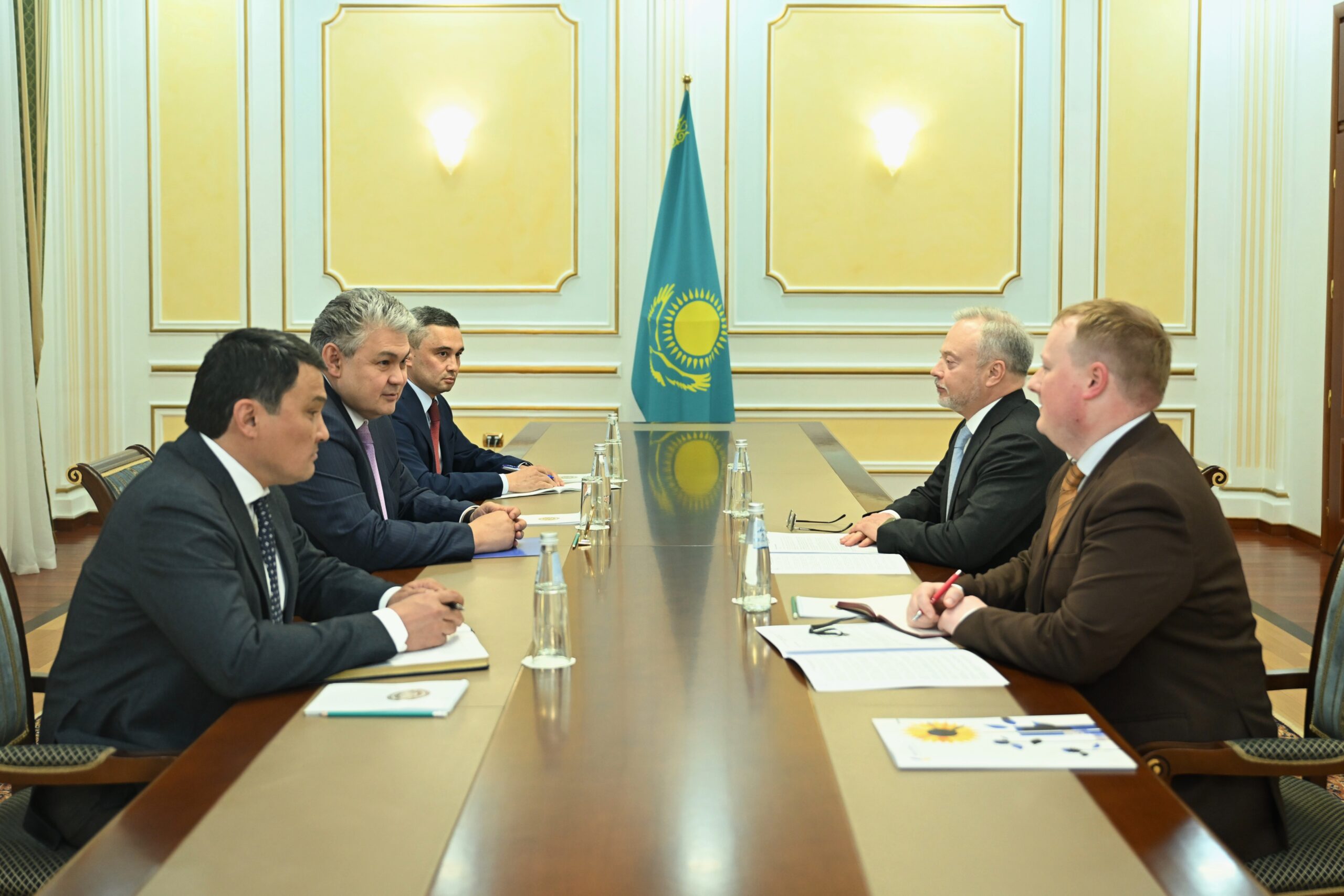 Ермек Кошербаев принял посла Украины в Астане