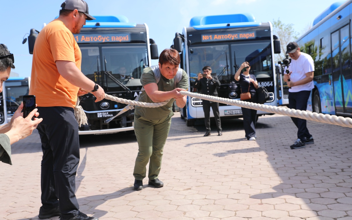 Айгуль Ержанова установила рекорд, протащив автобус