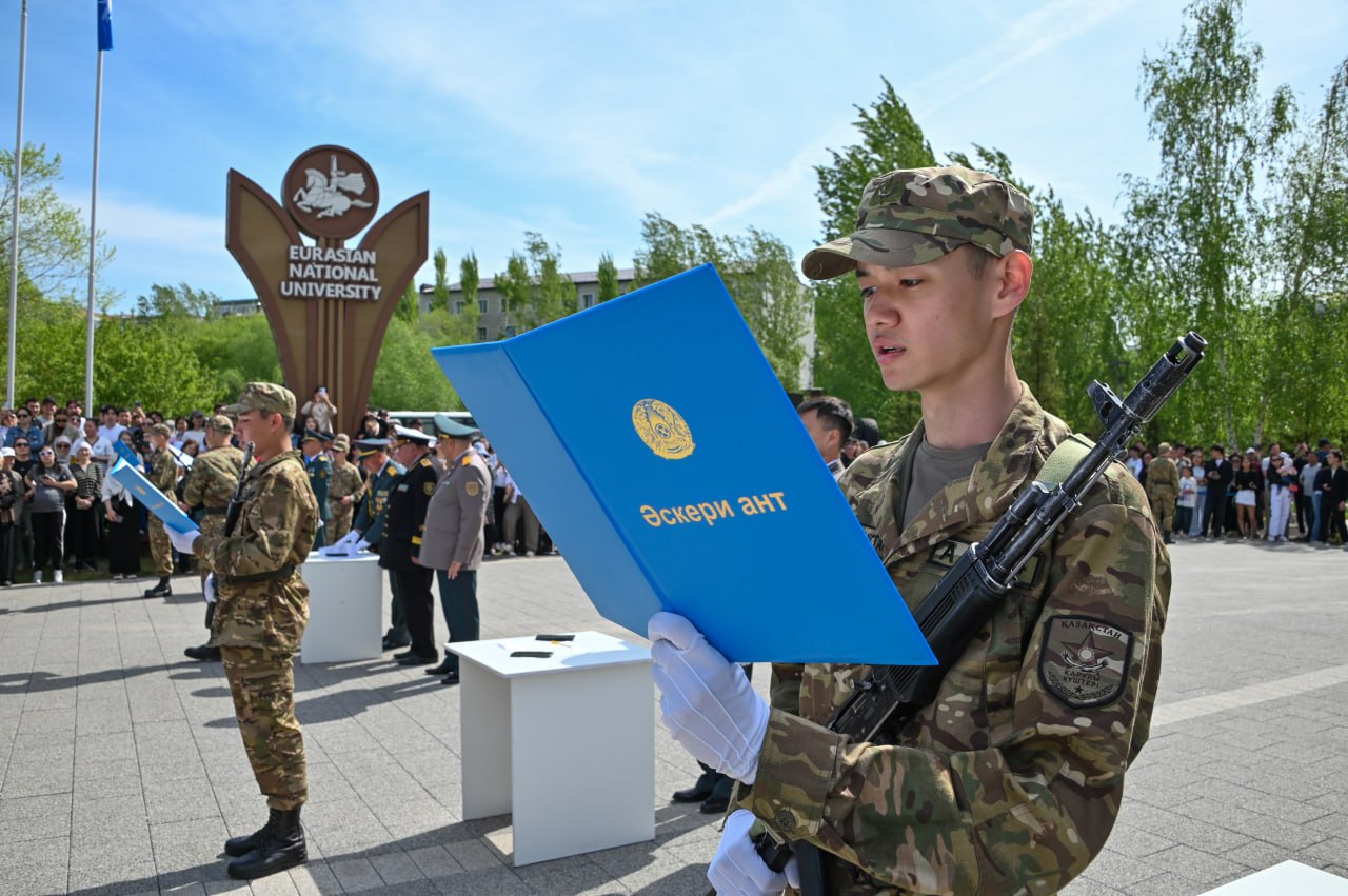 Около 13 тысяч курсантов приняли военную присягу